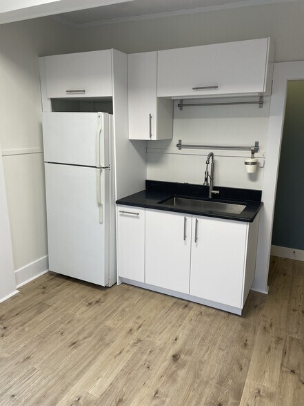 Kitchen - 207 Coyle St Apt 4