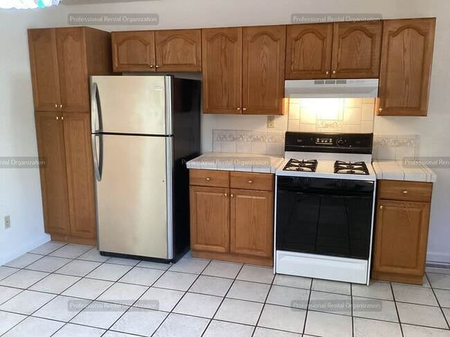 Building Photo - Spacious & cheerfully bright large single-level 2 bedroom in downtown Sebastopol