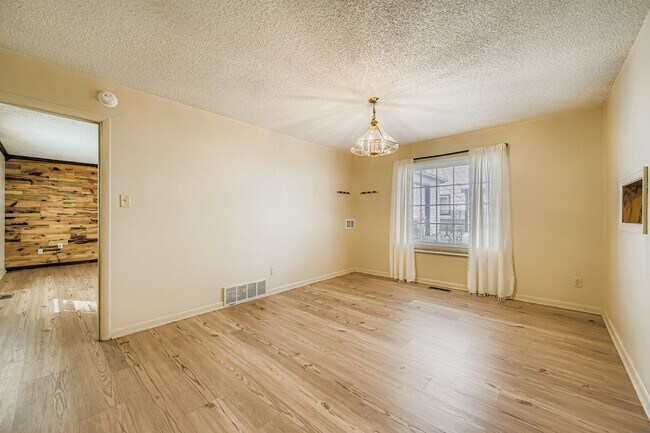 Building Photo - 515 W San Miguel St