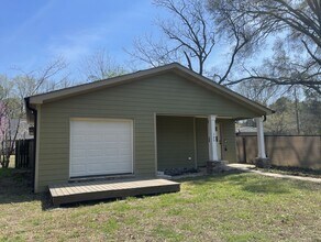 Building Photo - SPACIOUS COTTAGE FOR LEASE - Pre-Leasing August 11 2026!