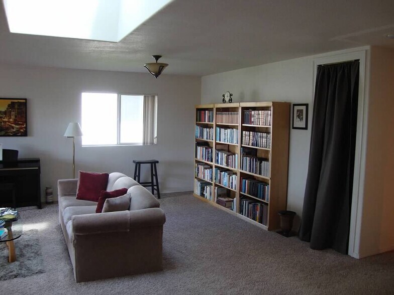 Building Photo - 1831 Fairway Dr