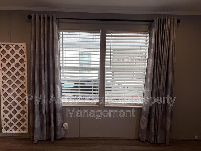 Building Photo - 712 Choo Choo Ln