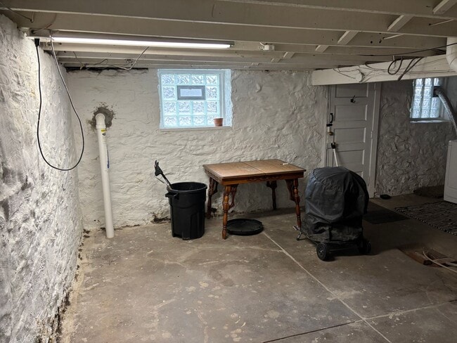 Building Photo - Completedly Remodeled 2+ Bedroom Home