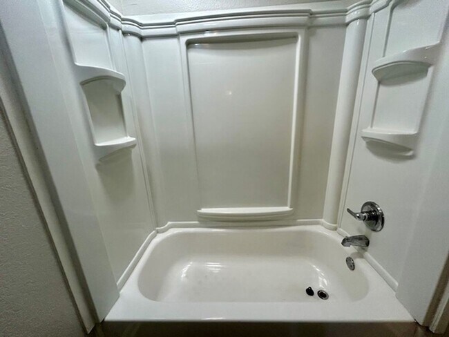 Building Photo - Beautiful 2 Bedroom 1 Bathroom Upper Unit in Fountain Square