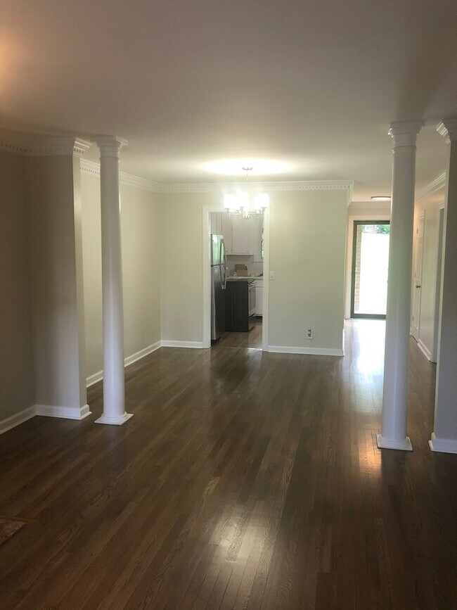Building Photo - 2 Bed/2 Bath Condo located in Green Hills only minutes to Vandy and Easy Interstate Access, 1 Car...