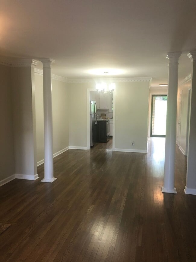 Building Photo - 3160 Hillsboro Pike