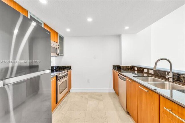 Building Photo - 1800 N Bayshore Dr