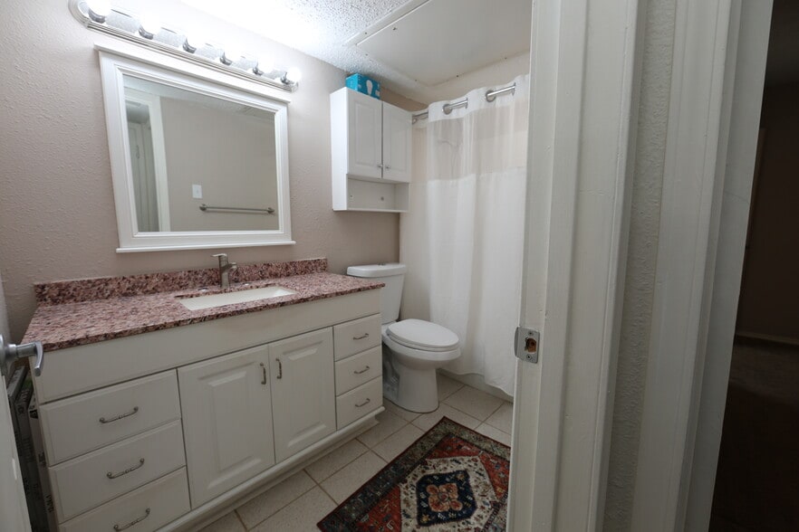 Building Photo - 7727 Meadow Park Dr