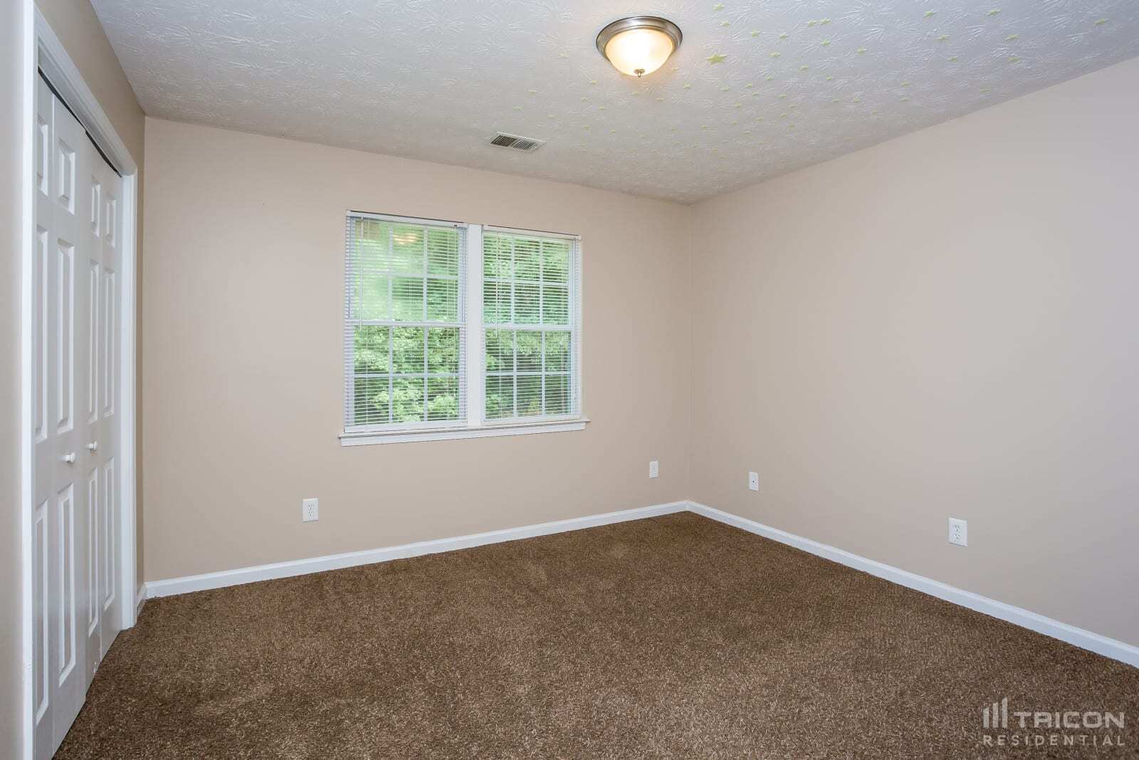 Building Photo - 100 5 Oaks Dr