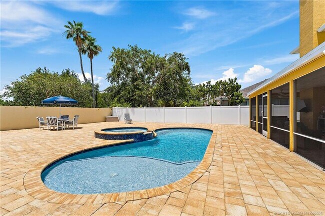 Building Photo - 728 NW Waterlily Pl