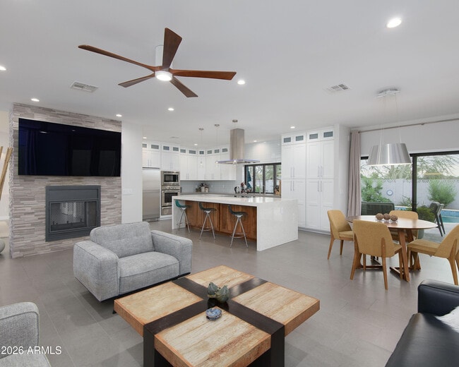 Building Photo - 2423 E Lincoln Cir