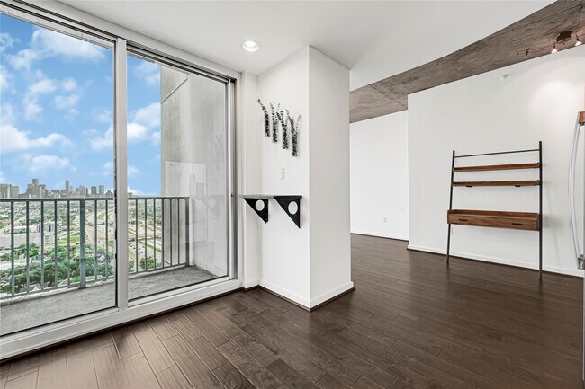 Building Photo - 5925 Almeda Rd