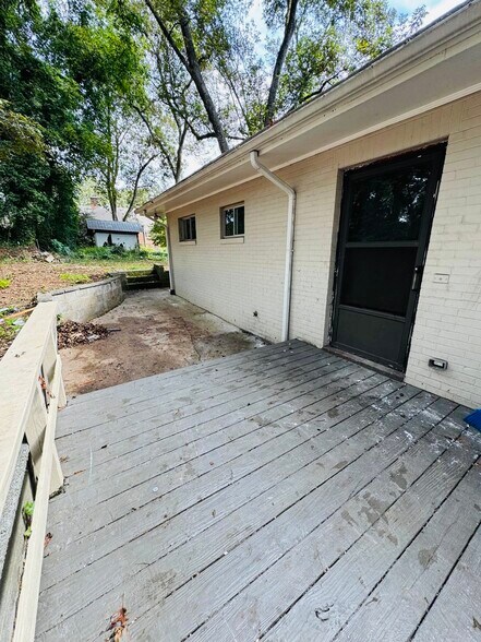 Building Photo - 1112 Riverside Ter