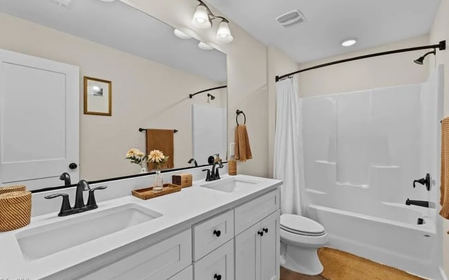 Building Photo - Like new modern maintenance free 3 bedroom 2.5 bath townhouse in Greensboro. Lawn care included.