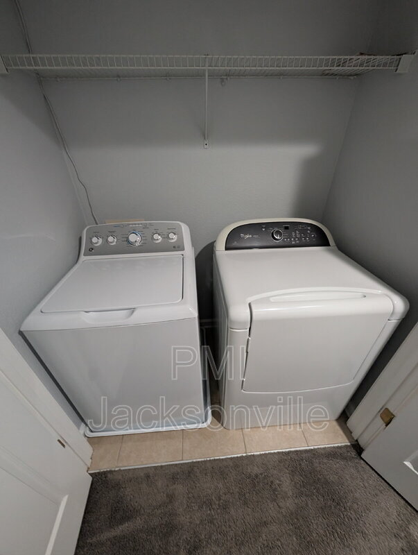 Building Photo - 1048 N Black Cherry Dr