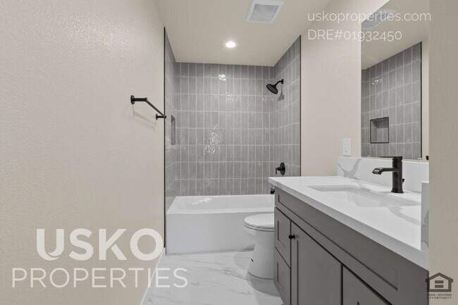 Building Photo - "Charming 2-Bedroom 1-Bath in Fair Oaks!"