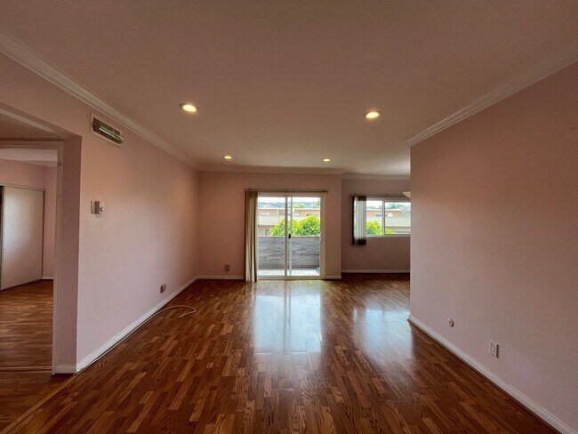 Building Photo - Encino 2+2 w/pool + spa, parking + extra storage!