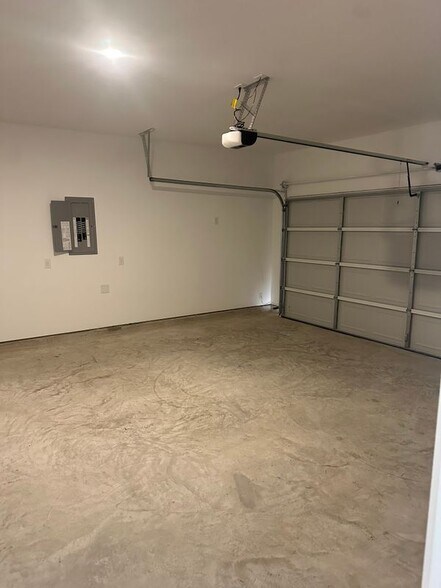 Building Photo - 830 Heaven Dr