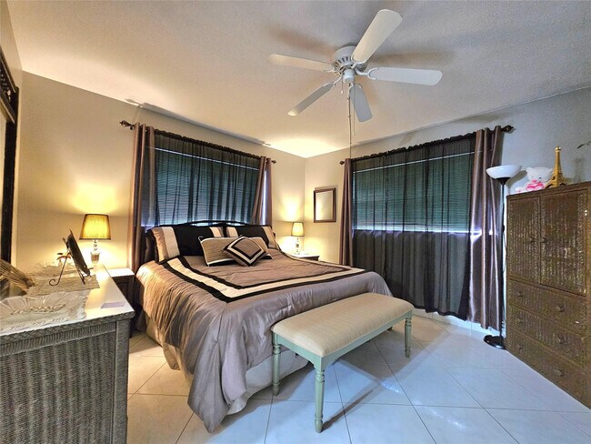 Building Photo - 2141 NE 1st Ct