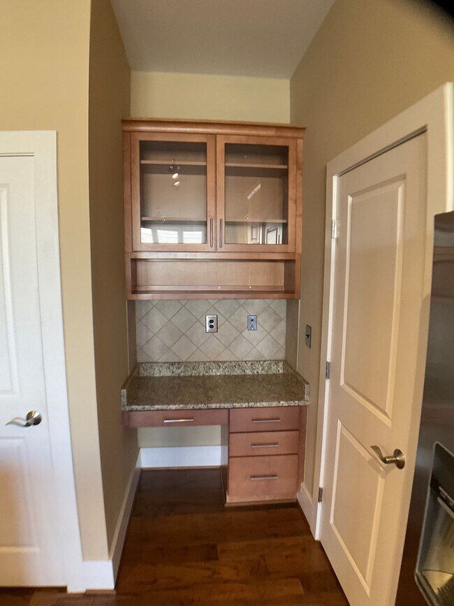 Building Photo - Upscale Condo in Popular Davis Park!