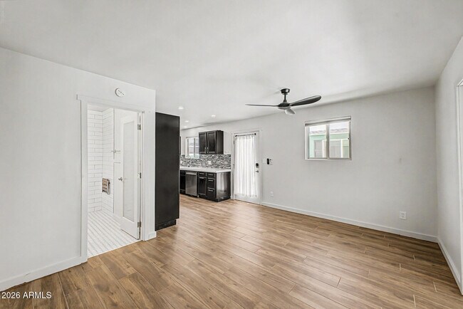 Building Photo - 521 W Mariposa St