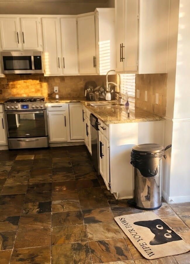 Building Photo - 15922 Cutten Rd