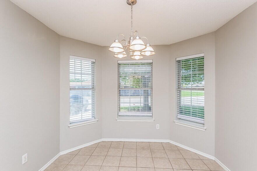 Building Photo - 10501 Shadywood Dr