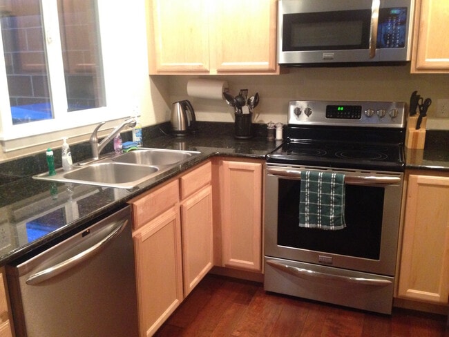 Building Photo - Contemporary Furnished 4 BR Townhome