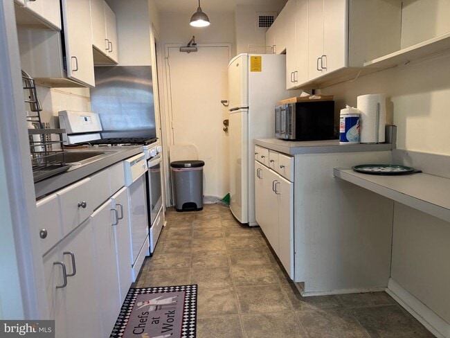 Building Photo - 1900 Lyttonsville Rd