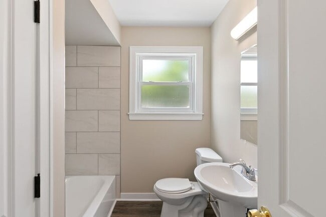 Building Photo - HUGE Updated Apartment with hardwood floors