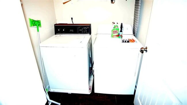 Building Photo - 813 Blue Hill Ln