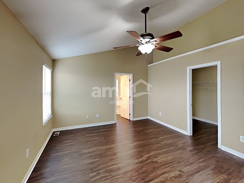 Building Photo - 203 Fox Glen Dr W