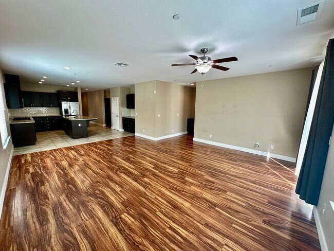 Building Photo - 2487 N Mountainside Dr