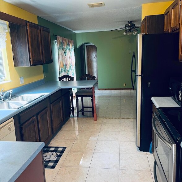 Building Photo - 182 NE Jettie Terrace