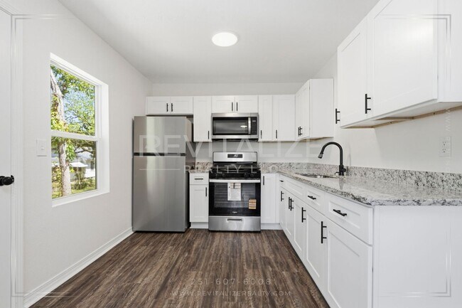 Building Photo - 377 Tuttle Ave