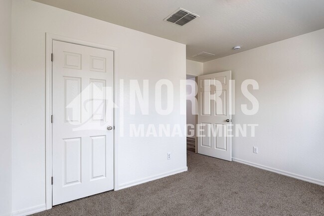 Building Photo - Beautiful Home, Perfect Location and Price