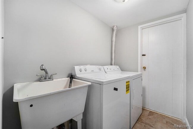 Building Photo - 8691 Kennedy Cir N