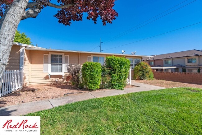 Building Photo - Charming 2 Bed / 1 Bath Apartment in a Prime Location