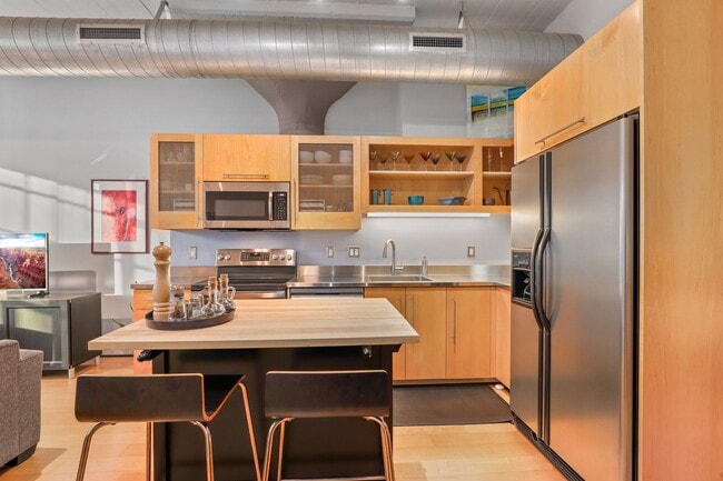 Building Photo - Stunning Pearl Loft with Washer/Dryer in Unit & Secure Parking