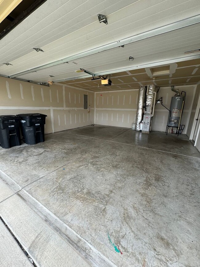 Building Photo - 3 Bedroom Single Family Home Available in ...