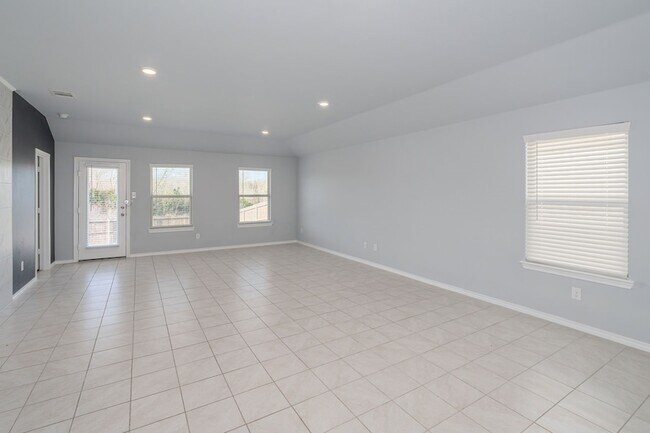 Building Photo - 811 Emerald Dr