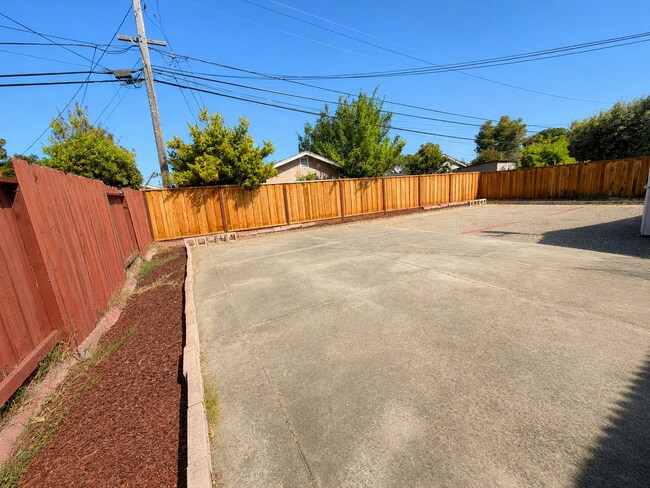 Building Photo - Welcome to this stunning 3 bedroom, 2 bathroom home located in Fremont