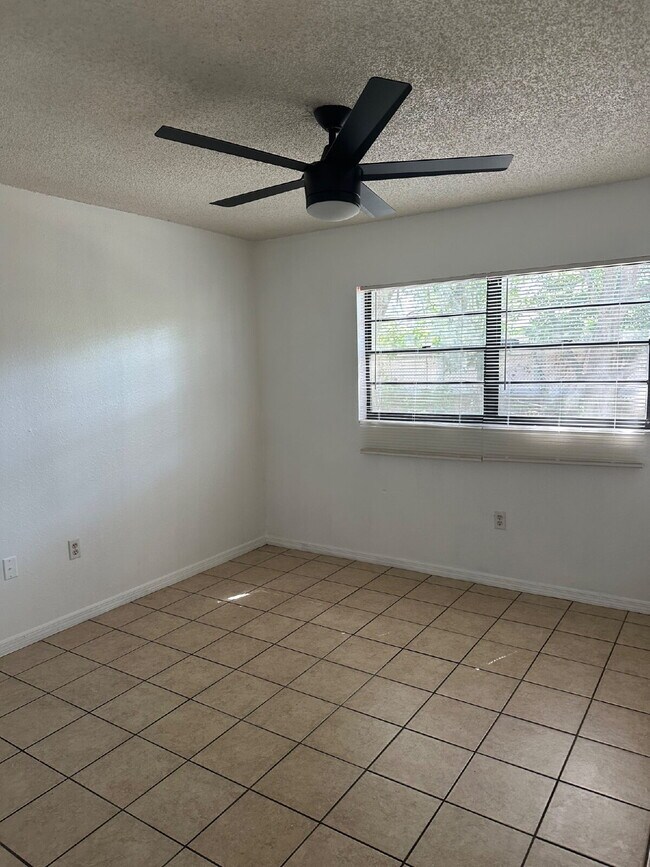 Building Photo - Large 3 Bedroom, 2 Bathroom, Oversized 2 C...