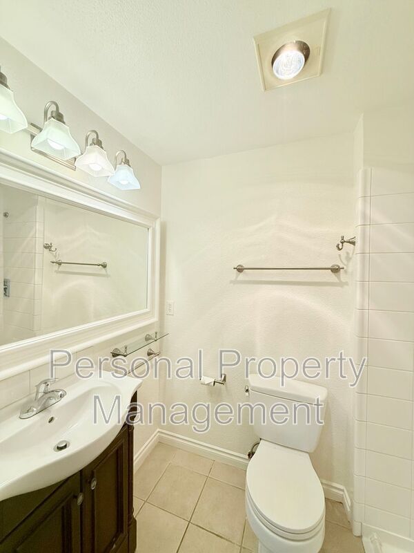 Building Photo - 5413 NE 34th St