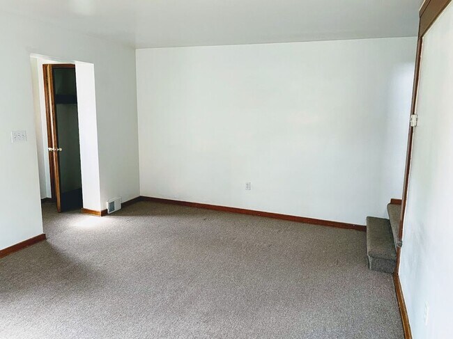 Building Photo - Nice sized Two Bedroom House!