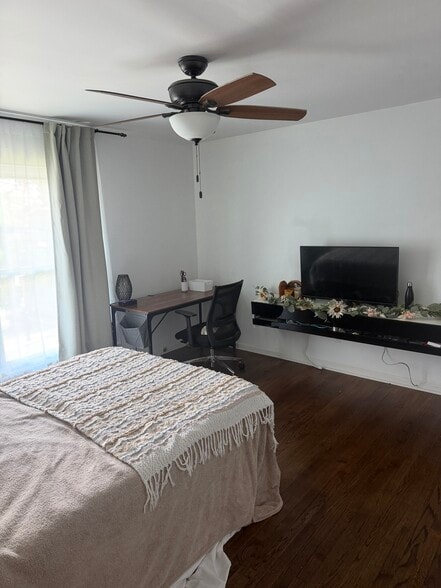 Master bedroom (furnished) - 800 Ridge St