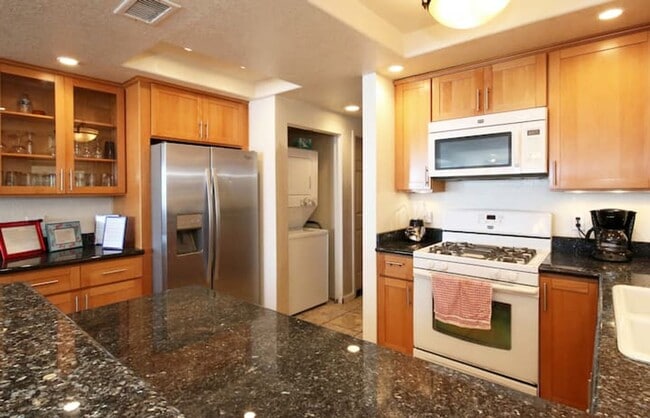 Building Photo - 3237 Ocean Front Walk