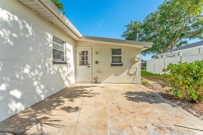 Building Photo - 8703 Driftwood Dr