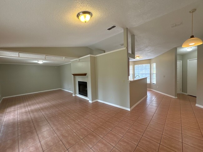 Building Photo - Spacious and beautiful 3 Bedroom Home!