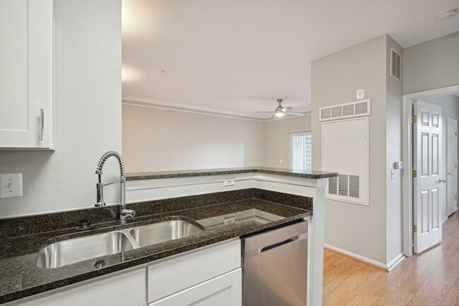 Building Photo - Updated 1br in control access building in Gates of Mclean.